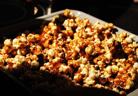 220) Make caramelized popcorn